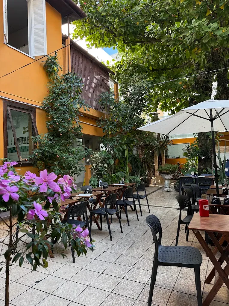 Prato com purê, frango grelhado e legumes no quintal