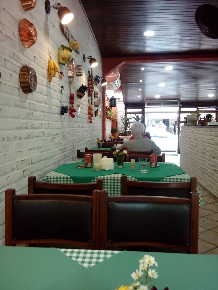 Salão interno decorado com utensílios de cobre na parede