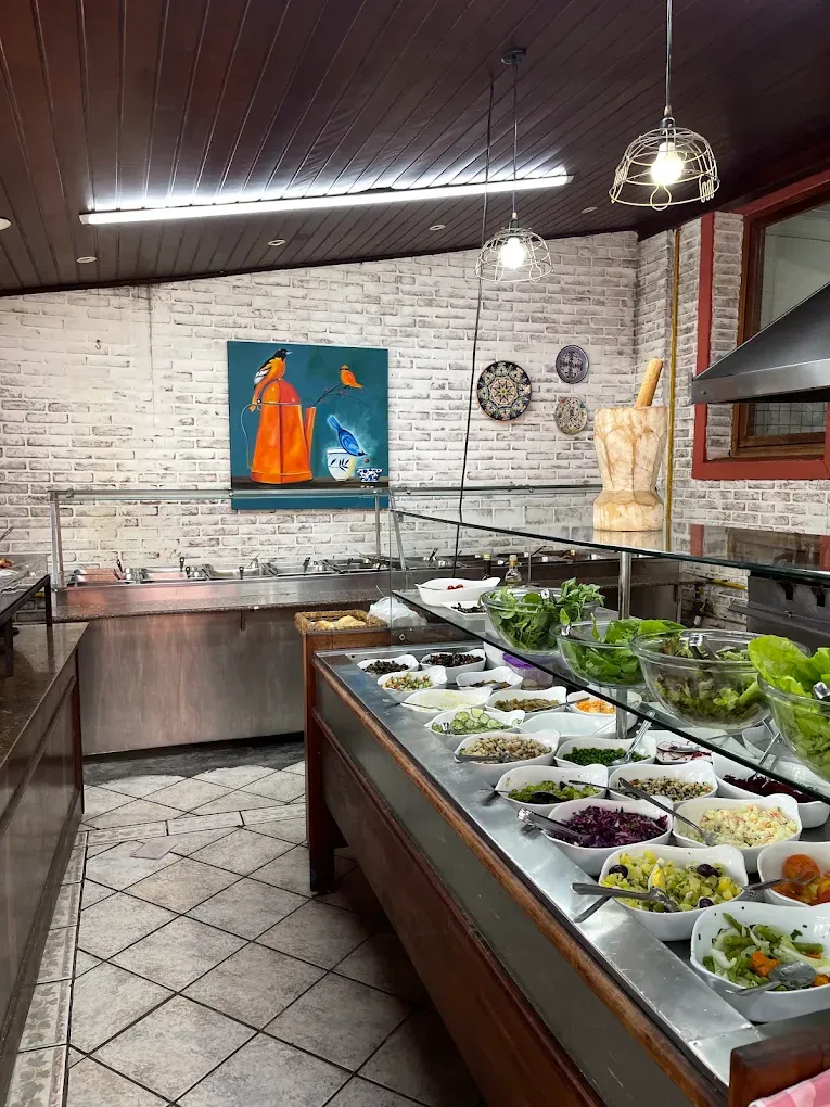 Buffet de saladas frescas em tigelas de vidro