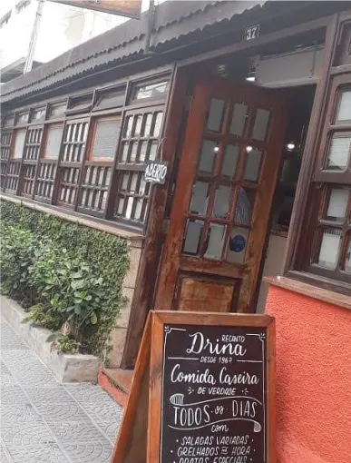 Entrada do Recanto Drina com quadro de giz e plantas