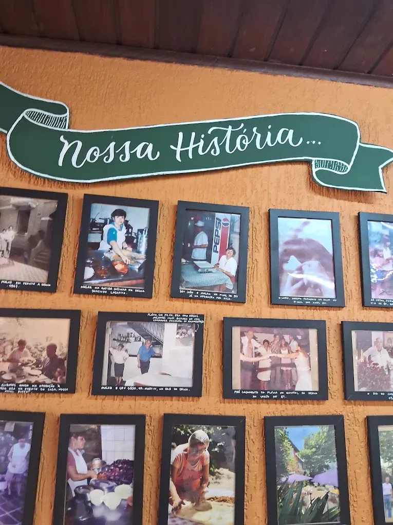 Mural Nossa História com fotos antigas da família Drina